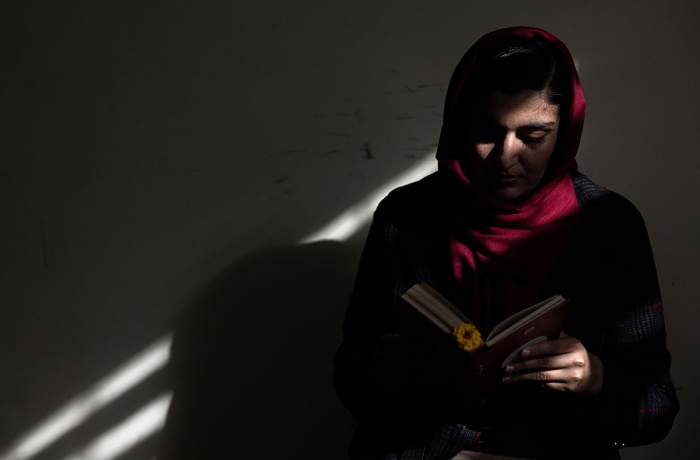 Depuis que les talibans ont interdit aux femmes de travailler en 2022, de nombreuses organisations de femmes ont lutté pour continuer à soutenir les femmes dans leurs communautés. Mais les femmes afghanes n’abandonnent pas, elles continuent à se battre  courageusement chaque jour pour vivre la vie qu’elles ont choisie. 