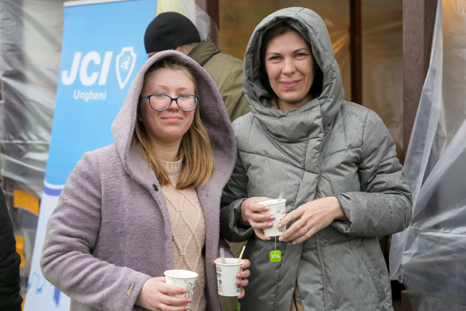 Ludmila (derecha) huyó de Odesa (Ucrania) con su hija Polina (izquierda) buscando un refugio seguro en países vecinos. Fotografía: ONU Mujeres Moldova/Vitalie Hotnogu