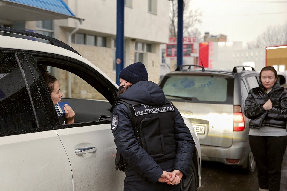 Agente de la policía fronteriza proporcionando información en el puesto fronterizo de Sculeni, entre la República de Moldova y Rumania. Personas que huyen de la guerra en Ucrania. Fotografía: ONU Mujeres Moldova