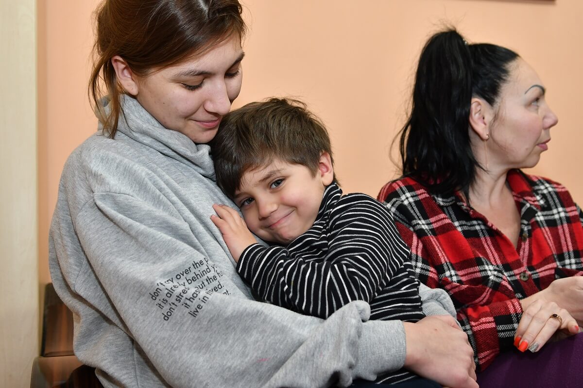 Irina, con su hijo Makar, en Moldova, después de huir de la ofensiva militar en Ucrania. Buena parte de la familia de Irina permanece en Odesa (Ucrania). Fotografía: ONU Mujeres/Nadejda Roscovanu.