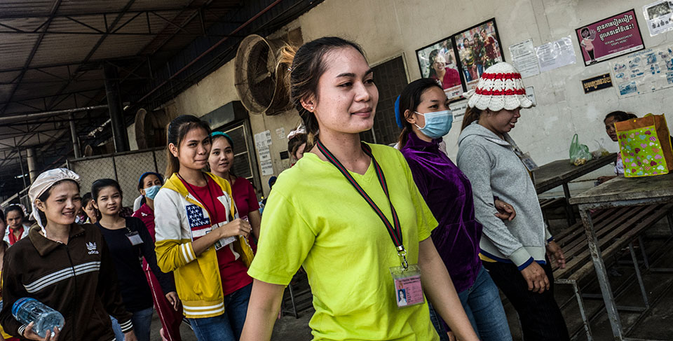 Chhun Srey Sros, de 24 años, vive en Sangkat Chaom Chao y trabaja en una fábrica camboyana en la que el Fondo Fiduciario de la ONU y uno de sus aliados, CARE, han desarrollado y distribuido materiales educativos y una política contra el acoso sexual en el lugar de trabajo. Foto: ONU Mujeres/Charles Fox.