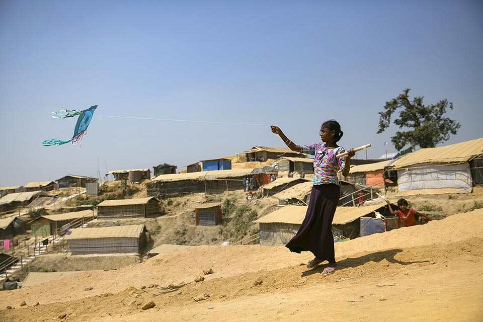 To celebrate International Women’s Day in March 2018, women flew kites adorned with aspirational messages. The Rohingya women in the camps made the kites themselves and wrote demands and wishes on them.