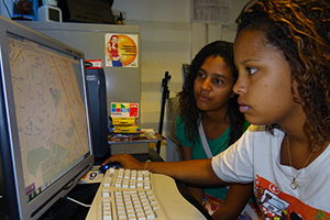 Ninas usan herramienta en línea de prevención de violencia en la favela Complexo do Alemão, en Río de Janeiro