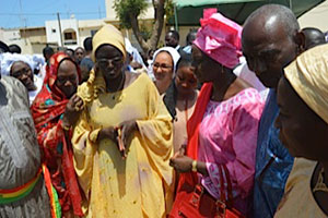 Aminata Touré avec les femmes sénégalaises lors d'une visite sur le terrain des «maisons de justice» avec le personnel d'ONU Femmes.
