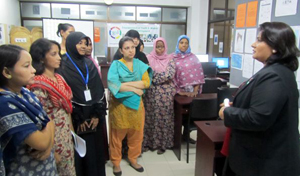Naila Chowdhury capacita a mujeres trabajadoras