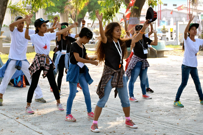 In Timor Leste, young people organized a pop-up event at one of the main public transportation terminals with dance performances to raise awareness about violence against women. Photo: UN Women/Christina Yiannakis