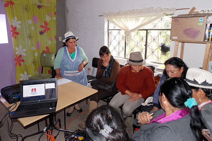 Maria Rosa Suquilanda (left) meets with other women to organize the sale of their products at fairs organized by the Provincial Government. Photo courtesy of the Provincial Government of Azuay.