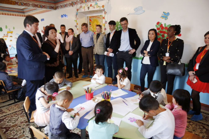 Representatives of the UN Executive Boards visited the community kindergarten and centers for children with disabilities, supported by UNICEF, the secondary school in Kadamjai rayon where the UN World Food Organization project on school feeding was launched, as well as the Center for Family Medicine, where the family planning trainings are supported by UNFPA. Photo: UNCT Kyrgyzstan