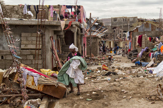 Une femme à Jérémie, une des villes les plus touchées par l’ouragan Matthew dans le département de la Grand’Anse en Haïti. Photo : ONU/MINUSTAH/Logan Abassi