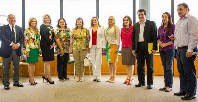Parlamentarios y parlamentarias proponentes del Proyecto de Ley de Paridad democrática. Foto: ONU Mujeres/Luís Vera