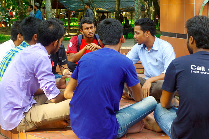 Les étudiants se réunissent pour partager leur expérience et s'organiser pour prévenir le harcèlement sexuel sur le campus.