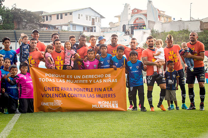 A football match between Independiuente and Emelec of Guayaquil at the Rodrigo Paz stadium. Photo: UN Women/Martín Jaramillo Serrano