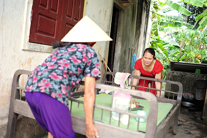 As a community leader in the My Thuy commune, Huong Duong keeps the community informed. Photo: UN Women Viet Nam/Hoang Hiep