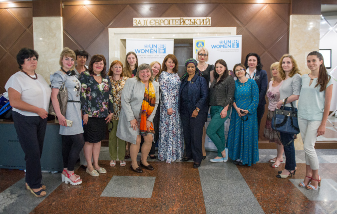 A group photo with workshop participants, including internally displaced women from the conflict-affected territories in the east of Ukraine. Photo: UN Women/Volodymyr Shuvayev