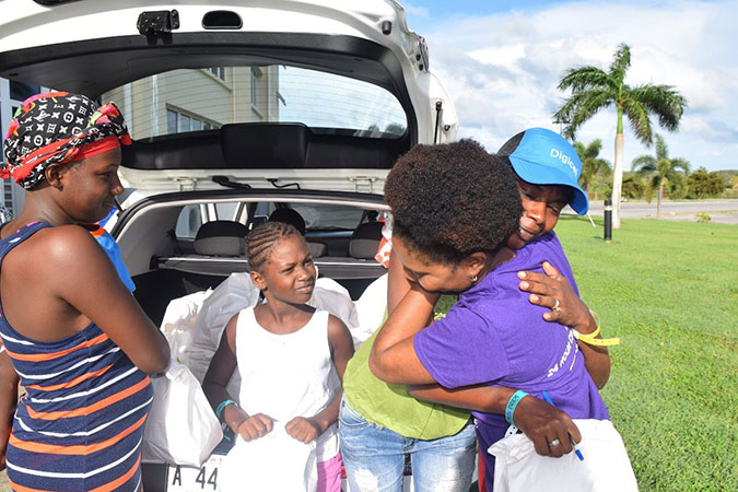 Nadia John remercie Farmala Jacobs, Directrice exécutive par intérim des affaires de genre, après avoir reçu des trousses d’hygiène suite à l’ouragan Irma à Barbuda.Photo : Direction des affaires de genre d’Antigua-et-Barbuda/Nneka Nicholas.