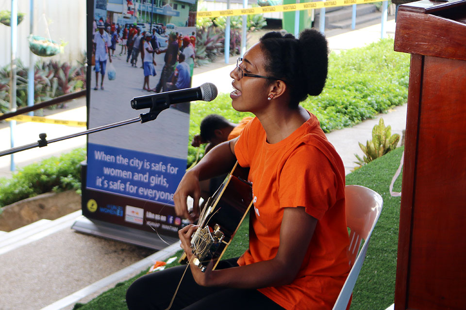 Jobecca Watinga singing the ‘My Dream‘ song during the launching at Marianville Secondary school, Port Moresby, Papua New Guinea. Photo: UN Women.