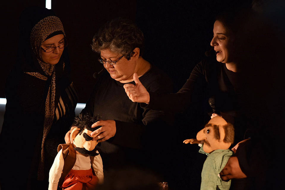 Un grupo de mujeres participa en una representación con marionetas de Les Amis Des Marionnettes, en la localidad libanesa de Majdel Anjar. Fotografía: Cortesía de ABAAD.