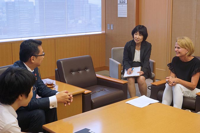 Deputy Executive Director Asa Régner  thanks Mayor of Bunkyo-City, Mr. Hironobu Narisawa, for his support to UN Women's Japan Liaison Office and for being a vocal leader and an advocate for HeForShe in Japan. Photo: UN Women