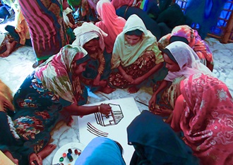 Women in Cox's Bazar participate in an interactive art session on World Refugee Day. Photo: UN Women/Sakun Gajure