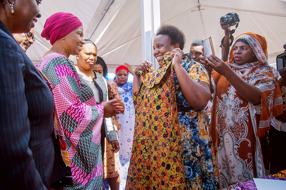 UN Women Executive Director Phumzile Mlambo-Ngcuka visits women vendors in the markets of Dar es Salaam. Photo: UN Women/Neema Muunga