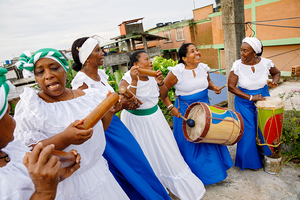 The Cantadoras rehearse on a rooftop in Tumaco. Photo: UN Women/Ryan Brown