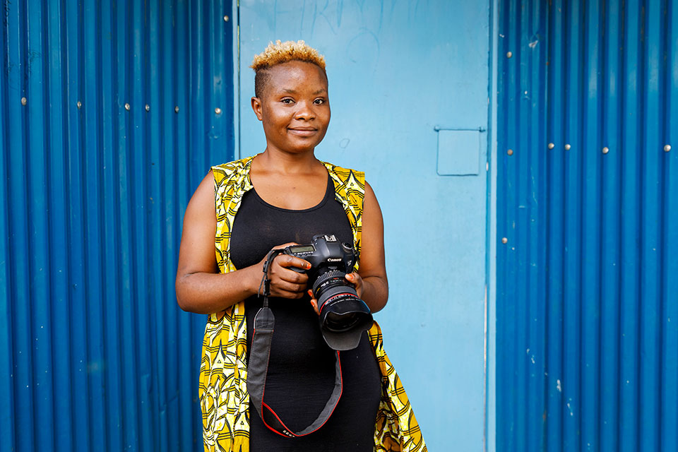 Amina Rowimoh Hortense is an award-winning filmmaker who tells the stories of refugee women in Kakuma refugee camp. Photo: UN Women/Ryan Brown