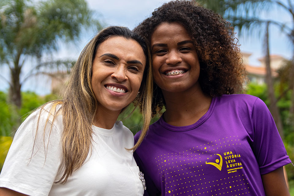 Global soccer star and UN Women Goodwill Ambassador Marta Vieira da Silva with young rugby player Hingride Marcelle Leite de Jesus. Photo: UN Women/Camille Miranda