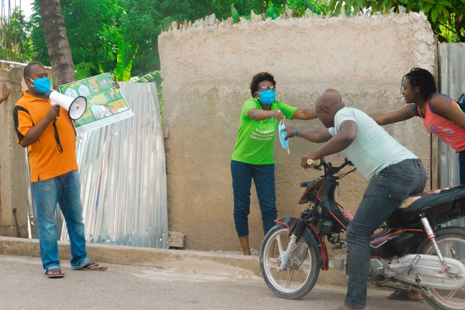 In Haiti, UN Trust Fund Grantee Beyond Borders has adapted their work to spread awareness on COVID-19 and distribute face masks to protect people in public spaces. Photo: Beyond Borders.
