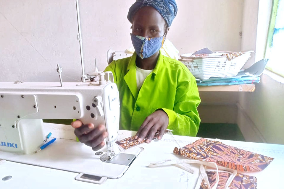 Margaret KAUKAU confectionne des masques en tissu dans le cadre de la lutte contre la propagation de la COVID-19 au Kenya. Photo : ONU Femmes.