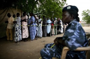 Un agent de police observe les femmes faisant la queue pour voter lors du récent référendum sur le Sud-Soudan.