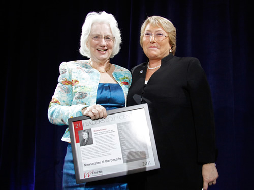 La rédactrice en chef de Women's eNews, Rita Henley Jensen, présente le prix Newsmaker of the Decade de Women's eNews à la Directrice exécutive d'ONU Femmes, Michelle Bachelet.