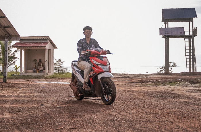 Youn Seau conduit sa moto dans la province de Koh Kong au Cambodge. 