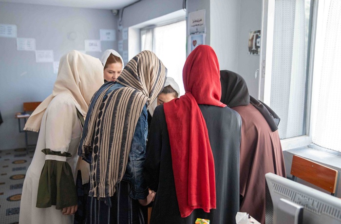 As spaces for women to meet, share and learn continue to be constricted in Afghanistan, UN Women is offering various types of support and training for 113 women-led organizations.