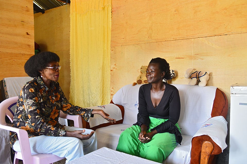 Goretti Ondola, à droite, s'entretient avec Caren Omanga du Nyando Social Justice Centre. Photo : ONU Femmes/Luke Horswell