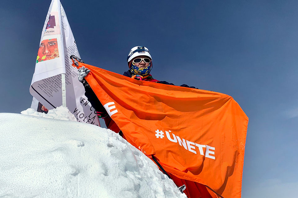 Teodora Mageño displays the orange banner of the United Nations Secretary-General’s UNiTE campaign on the summit of Bolivia’s Huayna Potosí mountain on 22 December 2020.  Photo: UN Women/Jose Ignacion Mateis Balza.