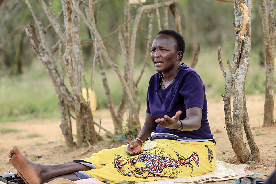 Priscilla Nanagiro explica su experiencia sobre la mutilación genital femenina en Amudat. Fotografía: Communication for Development Foundation Uganda (CDFU) /B. Ssewankambo