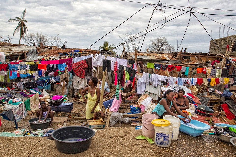 Haïti, 2016. Conséquences du passage de l’ouragan Matthew. Souvent, lorsque les systèmes d’eau et d’assainissement se détériorent, les femmes et les filles sont confrontées à des risques accrus pour leur santé et leur sécurité ; et elles assument une plus grande charge de travail domestique et de soins lorsque les ressources viennent à manquer. Photo : ONU MINUSTAH/Logan Abassi