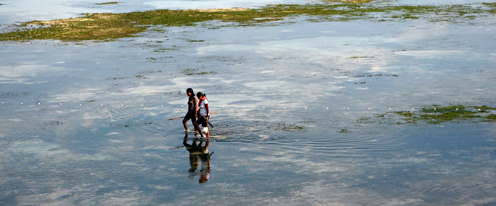 Woman fishing in Dili, Timor-Leste. Photo: UN Photo/Martine Perret