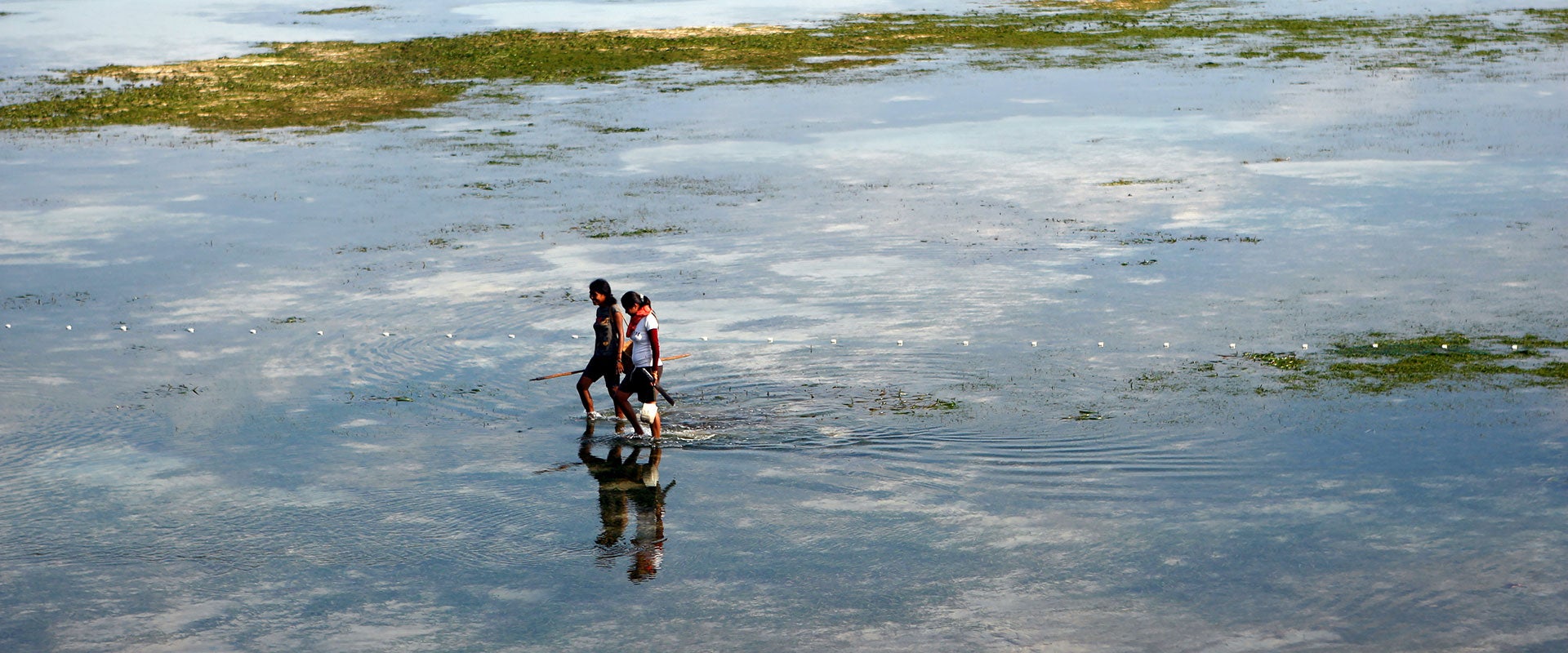 Une femme pêchant à Dili, au Timor-Leste. Photo : ONU/Martine Perret