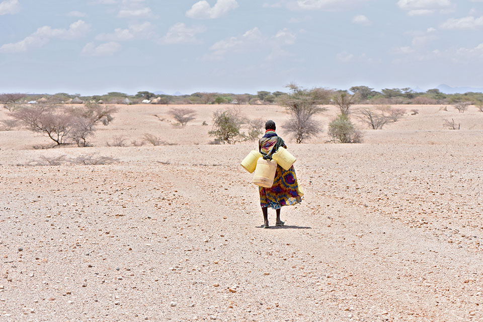 El condado de Turkana es una de las zonas más áridas de Kenya. A raíz de la falta de lluvia durante varios años, sus capacidades de respuesta llegaron al límite. Las mujeres no sólo tienen dificultades para recolectar una cantidad suficiente de agua, sino también cuando hay escasez de alimentos, comen menos que los hombres. Foto: ONU Mujeres/Kennedy Okoth.