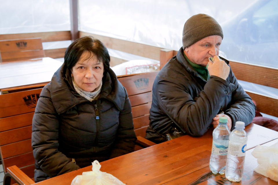 Nadejda (left) fled Ukraine with her husband (right), daughter and granddaughter. Photo: UN Women Moldova/Vitalie Hotnogu 