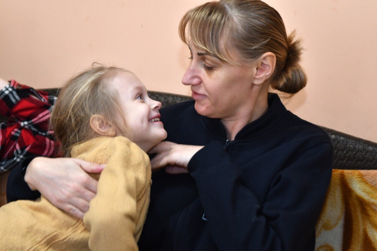 Natalia y su hija, Elena, tras huir de la ofensiva militar en Ucrania. Fotografía: ONU Mujeres/Nadejda Roscovanu.