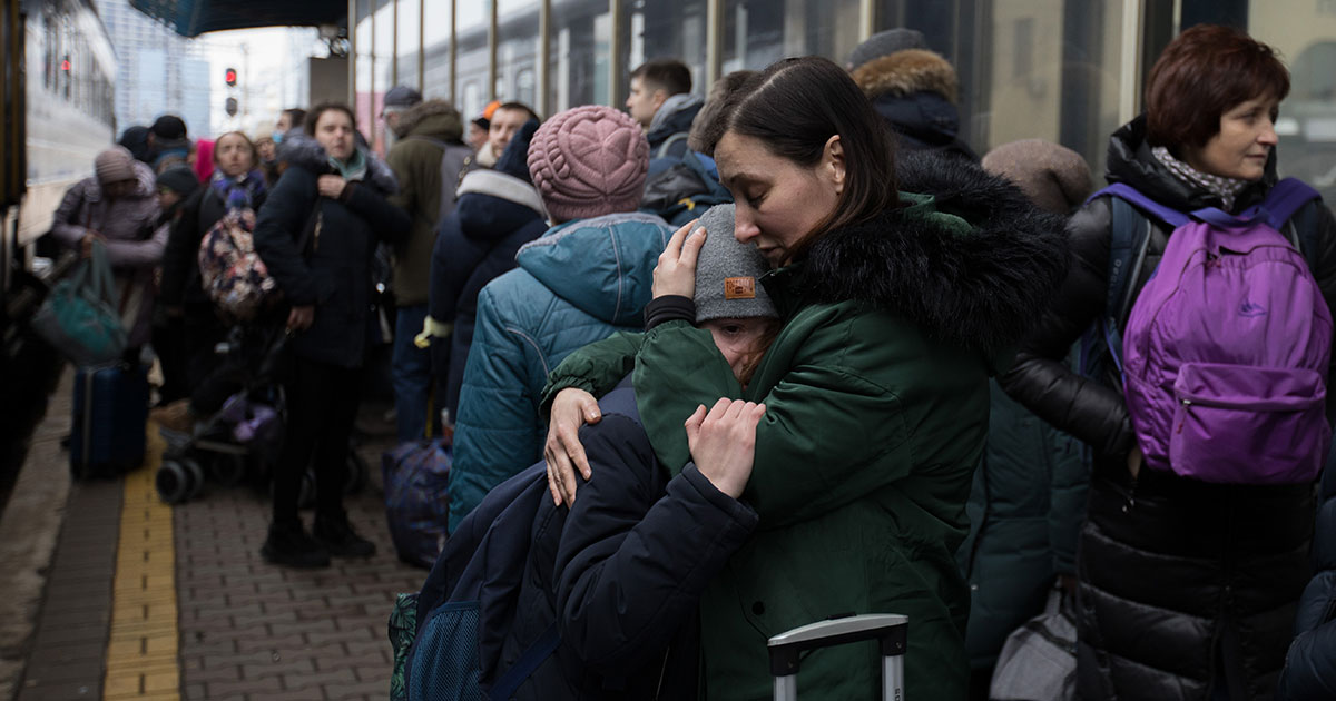 Une foule envahit les gares de Kyïv en Ukraine, désireuse de s’échapper du pays pendant l’invasion russe. Tout le monde ne peut pas monter à bord des trains d’évacuation en nombre malheureusement insuffisant. 1er mars 2022. Photo : Sebastian Backhaus/Agentur Focus/Redux. 