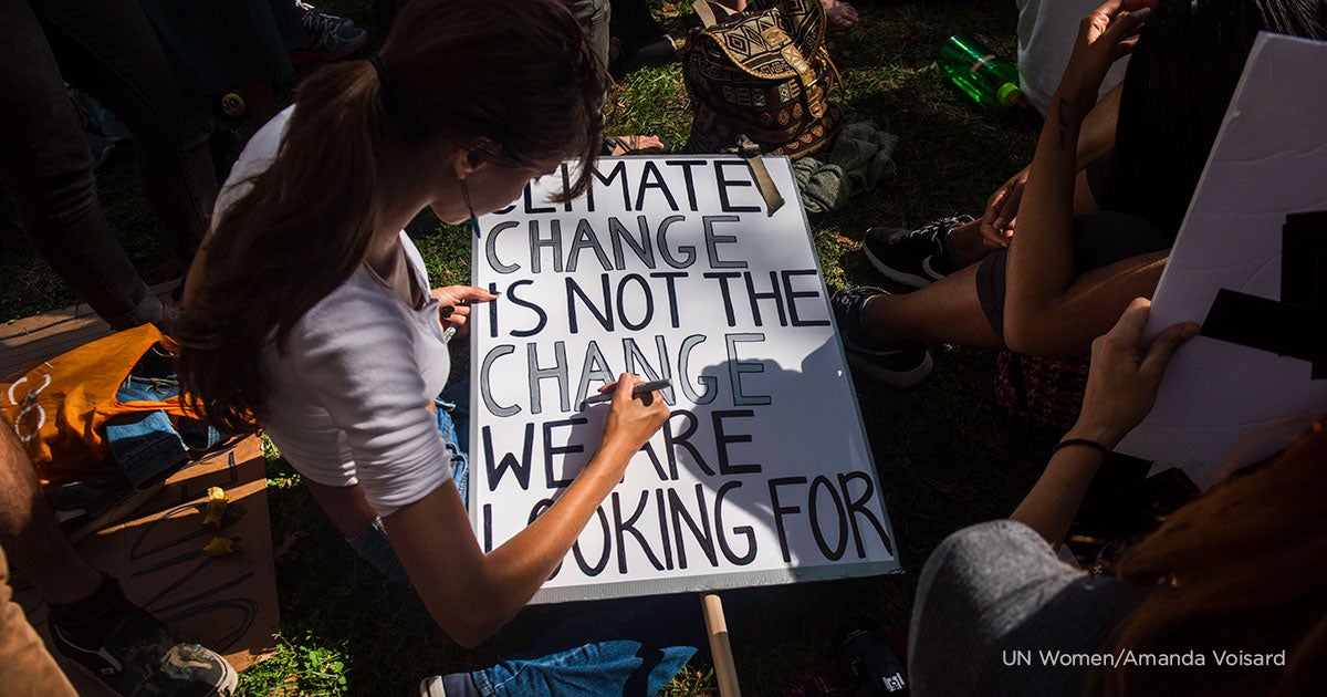 A young woman in New York prepares a protest sign as part of the youth-lead global Climate Strike in September 2019. Photo: UN Women/Amanda Voisard