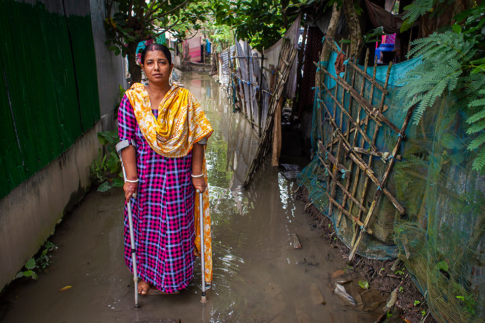 Sunita Roy, 40, lives in Chalna at Dacope upazila in Khulna. She lost work and income due to the COVID-19 pandemic before her family’s home was damaged by Cyclone Amphan in 2020. Photo: UN Women/Fahad Kaizer