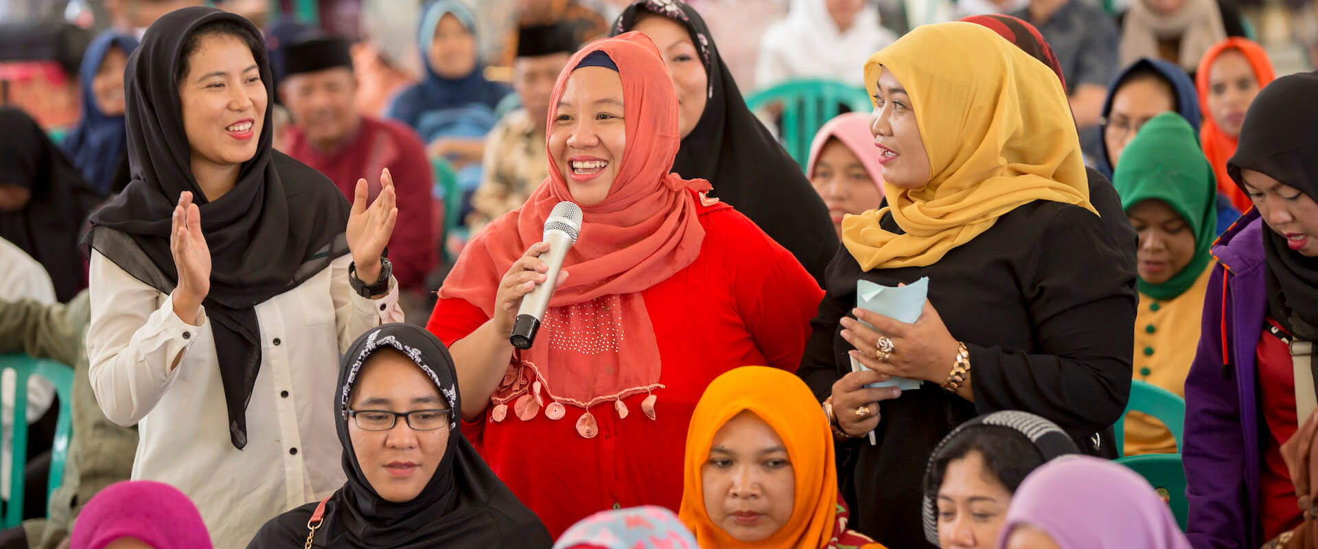A scene from community discussions at the massive gathering in Pesantren Annuqqayah – one of the oldest Islamic boarding schools in the country – on how women contribute to peace in their communities. The discussions were in the lead up to the International Peace Day commemoration in Madura island, East Java, with the President of Indonesia, co-hosted by UN Women and Wahid Foundation. Photo: UN Women/Ryan Brown