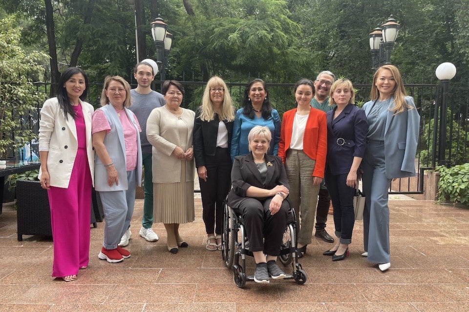 Anita Bhatia with representatives of Kazakhstani CSOs, UN Women Kazakhstan staff, and the Honorary Ambassador of UNFPA, singer KALIYA. Almaty. Photo: Gaini Nurkabayeva