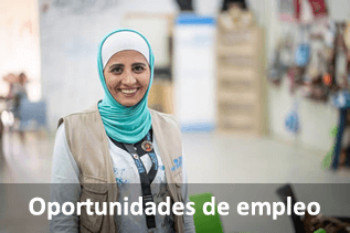 Oportunidades de empleo. (Photo: A camp assistant at UN Women’s first Oasis—a centre for refugee women and girls to access emergency aid and specialized gender-based violence services at Za’atari refugee camp in northern Jordan, October 2018. Credit: UN Women/Christopher Herwig.)