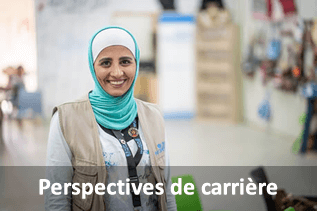 Perspectives de carrière. (Photo: A camp assistant at UN Women’s first Oasis—a centre for refugee women and girls to access emergency aid and specialized gender-based violence services at Za’atari refugee camp in northern Jordan, October 2018. Credit: UN Women/Christopher Herwig.)