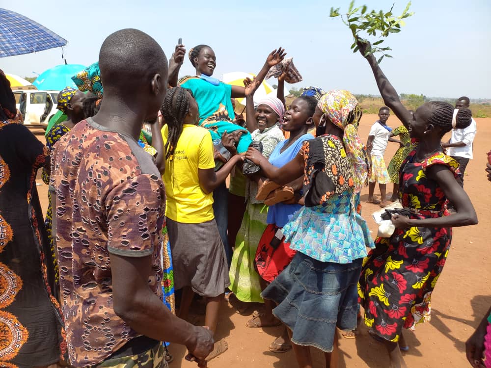 Des femmes du camp de réfugiés de Bidibidi célèbrent une victoire lors des élections pour le Comité pour le bien-être des réfugiés (RWC – Refugee Welfare Committee) en février 2022. Photo : ONU Femmes/Athanasius Oguti